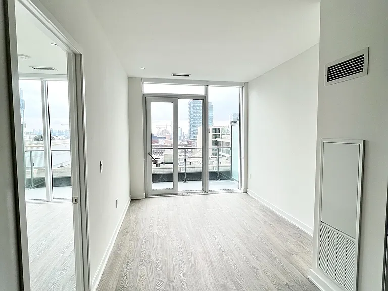60 Princess St #1015 — Photo 1