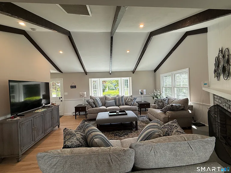 16 Candlewood Acres Rd — Photo 8