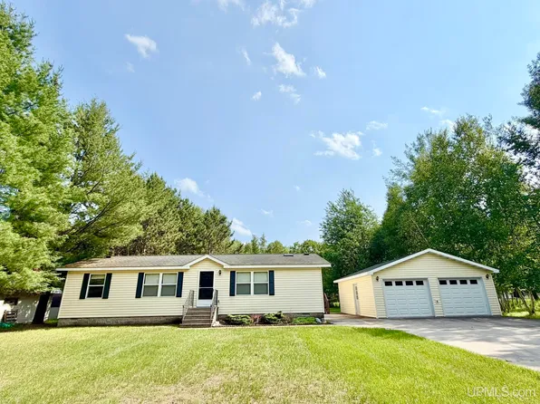 933 E Hoadley St, Kingsford, MI 49802