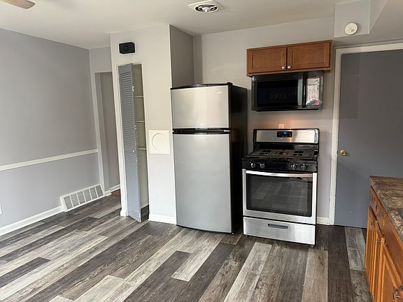2nd image of 901 N Meadows Ct