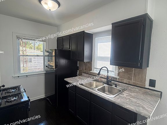 5th image of 617 Burr St
