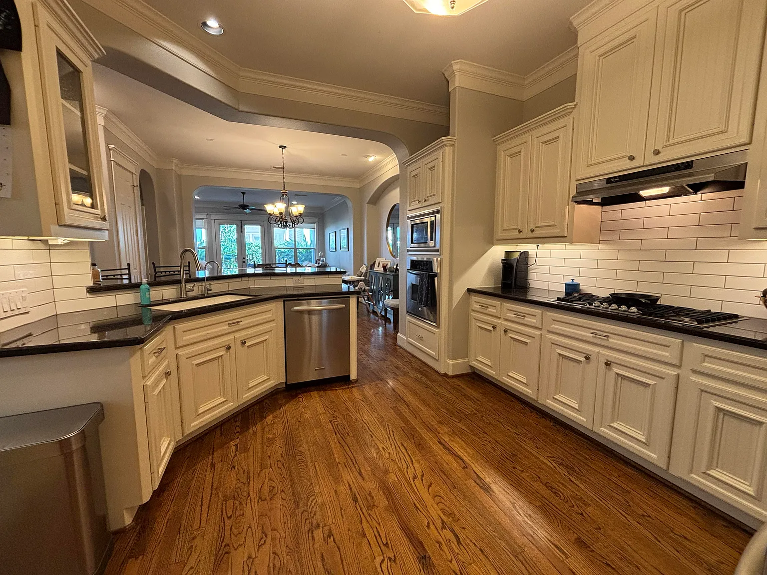 3 bed, 2.5 bath, 2494 sqft, $4,100 — Photo 4