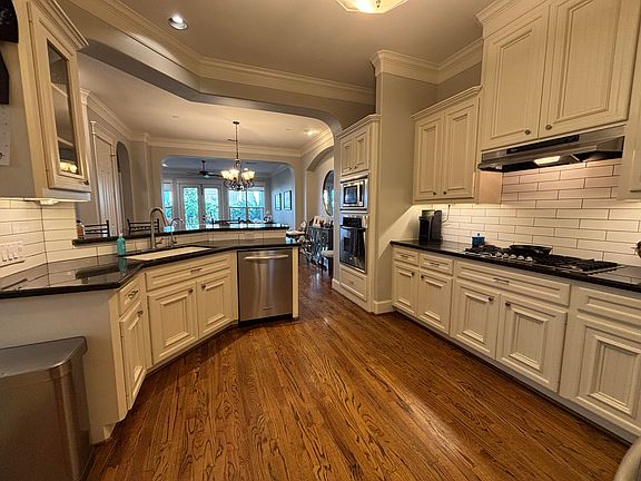 4th image of 1518 Alexander St