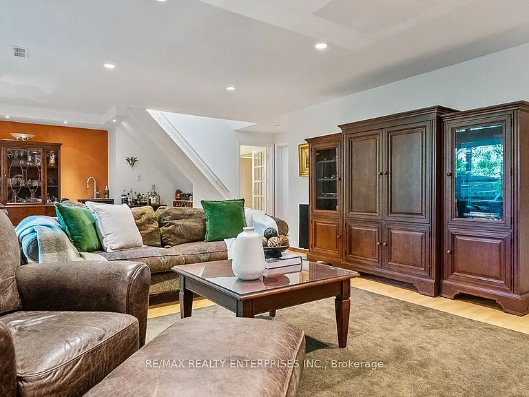 1373 Queen Victoria Ave — Photo 37
