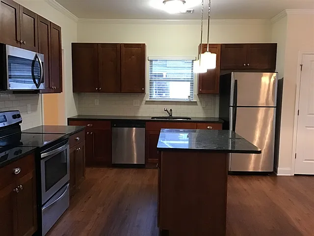 4 bed, 2.0 bath, 2072 sqft, $2,305 — Photo 2