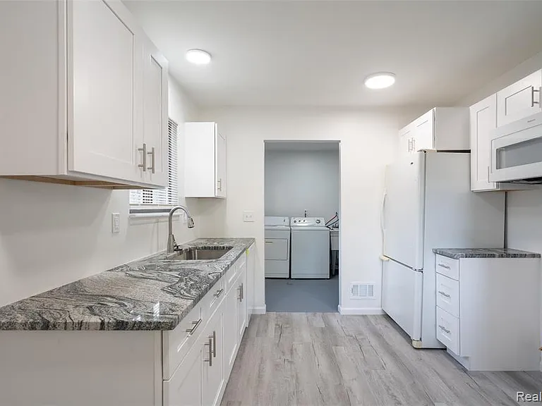 8095 Syracuse St — Photo 12