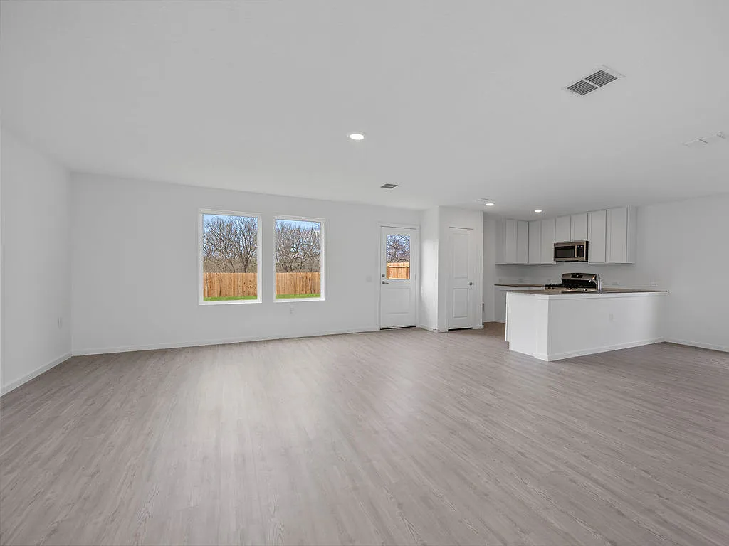 4 bed, 2.5 bath, 1952 sqft, $1,850 — Photo 2