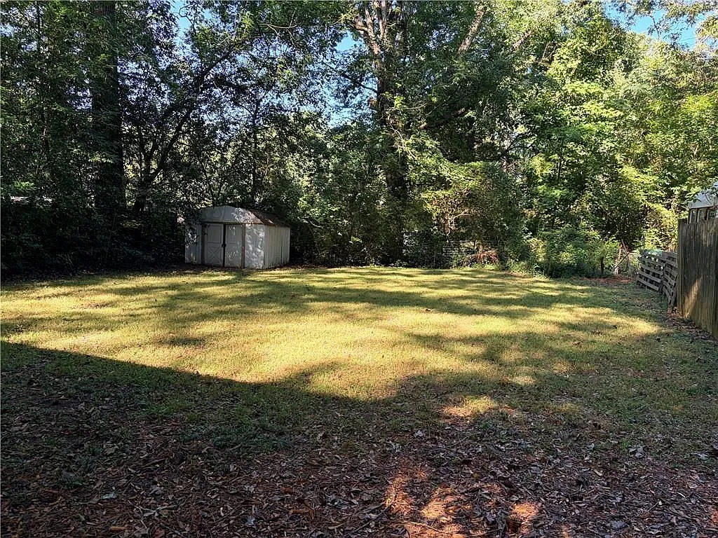 3 bed, 1.0 bath, 1026 sqft, $2,100 — Photo 2