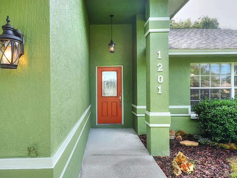 1201 Burlington Ct — Photo 2