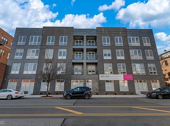 2nd image of 2217 W Madison St #205
