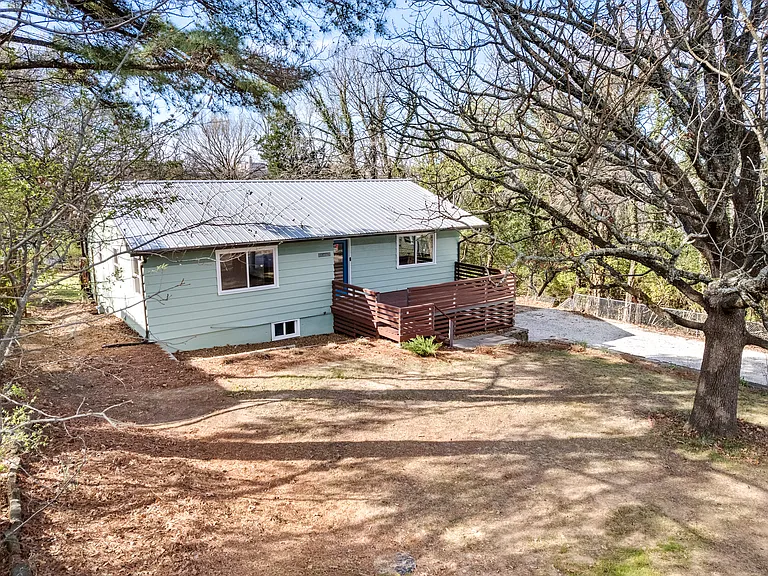 515 W Holly St — Photo 32
