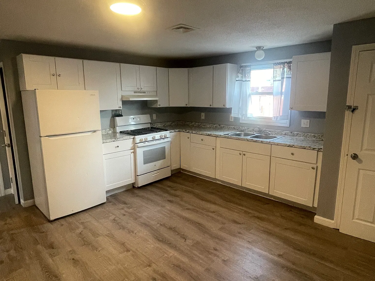 3 bed, $2,000 — Photo 3