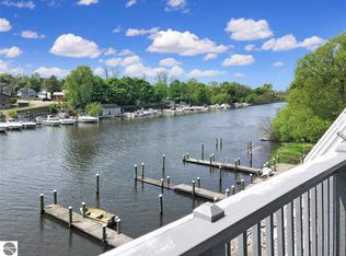 317 5th Ave APT 12, Manistee, MI 49660