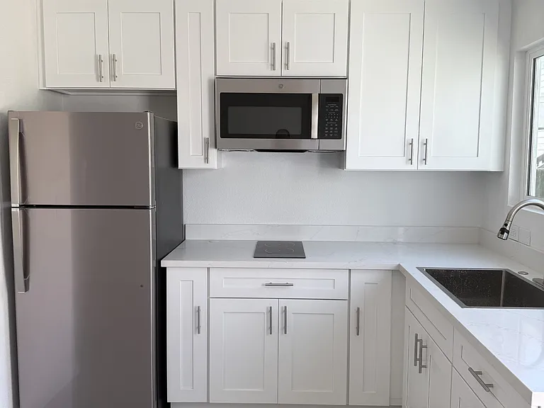 552 Palace Ct #B — Photo 4