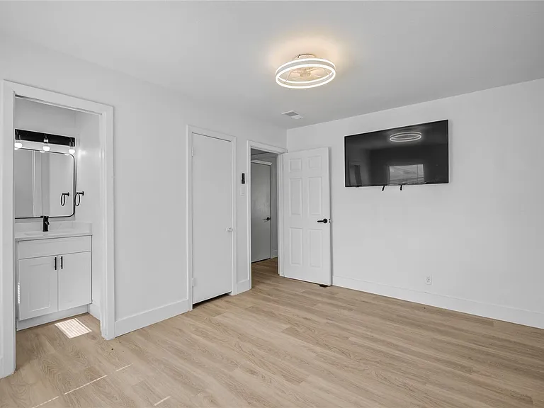 1412 W 10th St — Photo 15