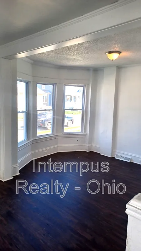 3 bed, 1.0 bath, 2149 sqft, $1,147 — Photo 2