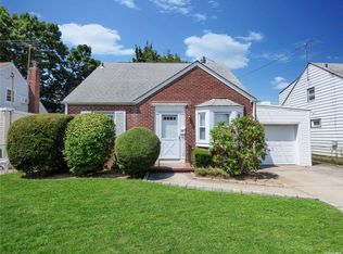 86 Amherst Rd, Valley Stream, NY 11581