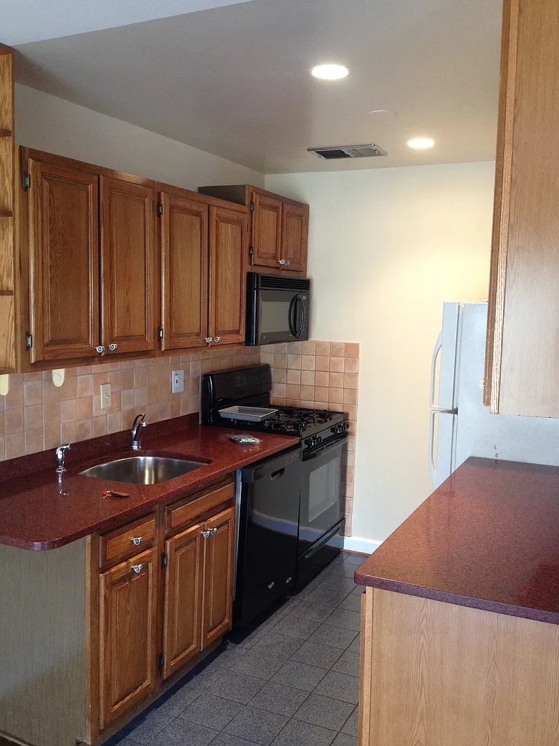 A spacious two bedroom, one bath apartment In the Exckusive Glover Hill Condo! — Photo 4