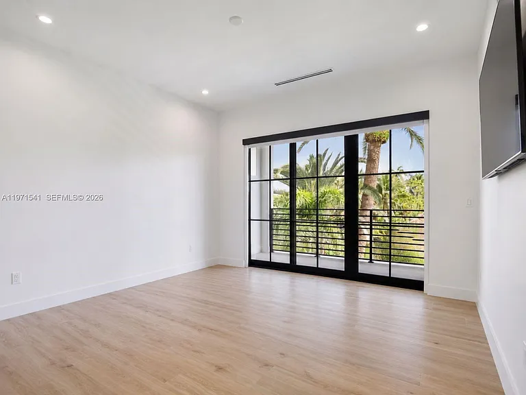885 NE 76th St — Photo 34