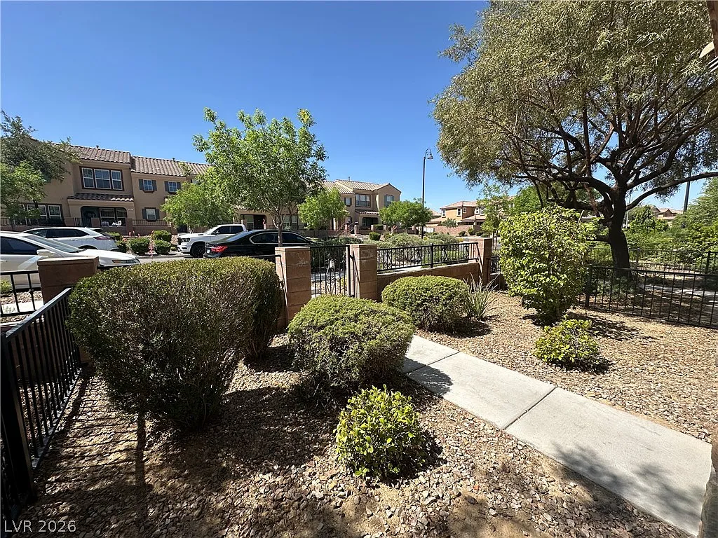 2 bed, 2.5 bath, 1220 sqft, $1,825 — Photo 2