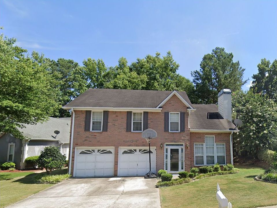 1st image of 305 Carriage Dr