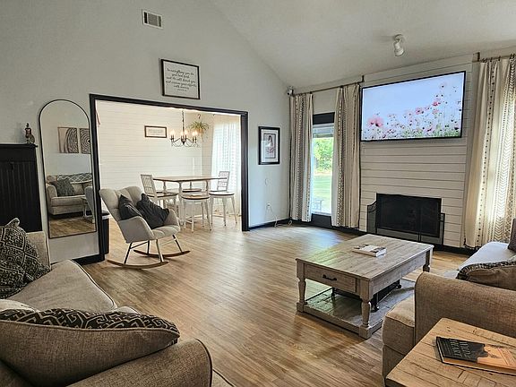 3rd image of 1073 Woodberry Drive
