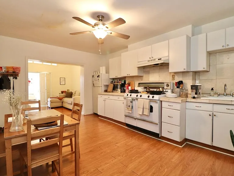 270 Montgomery St #2 — Photo 14