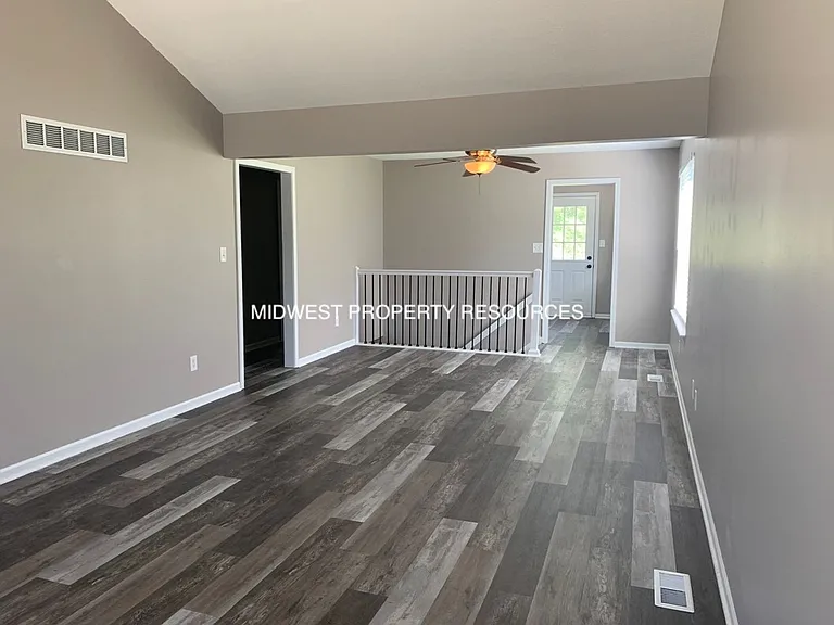 202 NW Market Pl #B — Photo 5