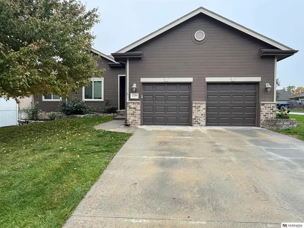 17204 Palisades Dr, Omaha, NE 68136