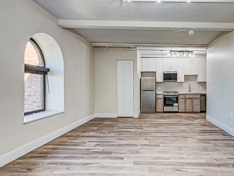 18 Walnut St #203 — Photo 4