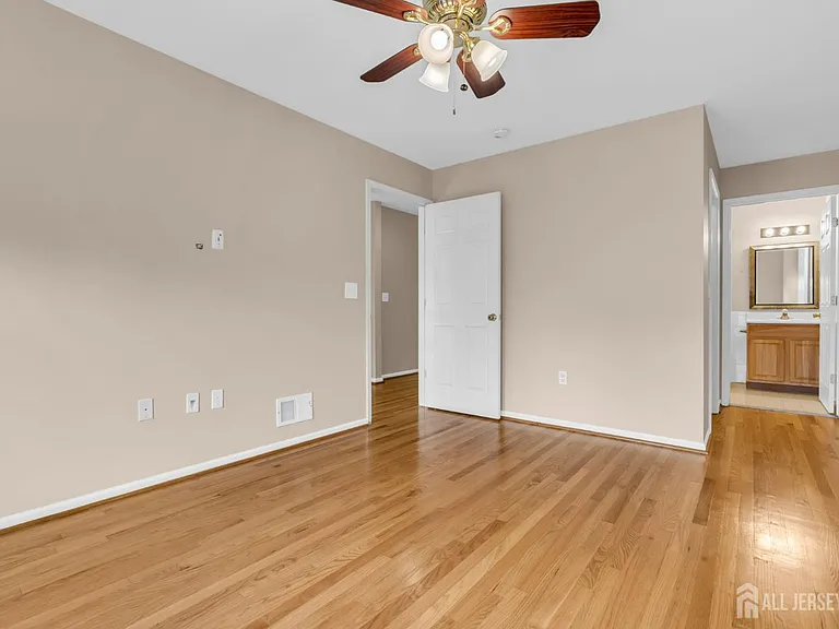 8 Edith Dr — Photo 29