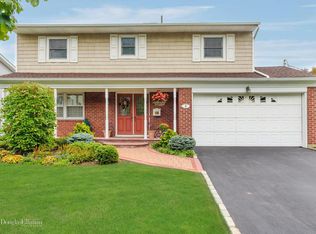 8 Allen Dr, Locust Valley, NY 11560