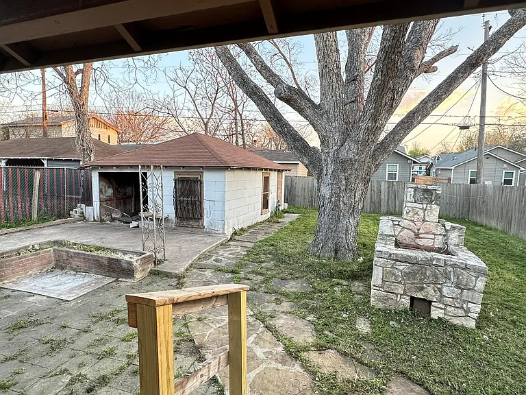 942 Bailey Ave — Photo 6