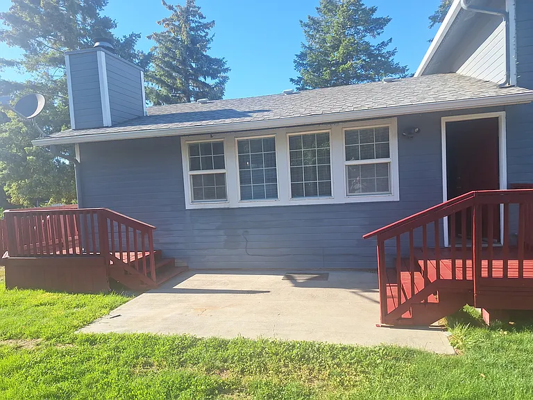 213 Sharon Ave E — Photo 6