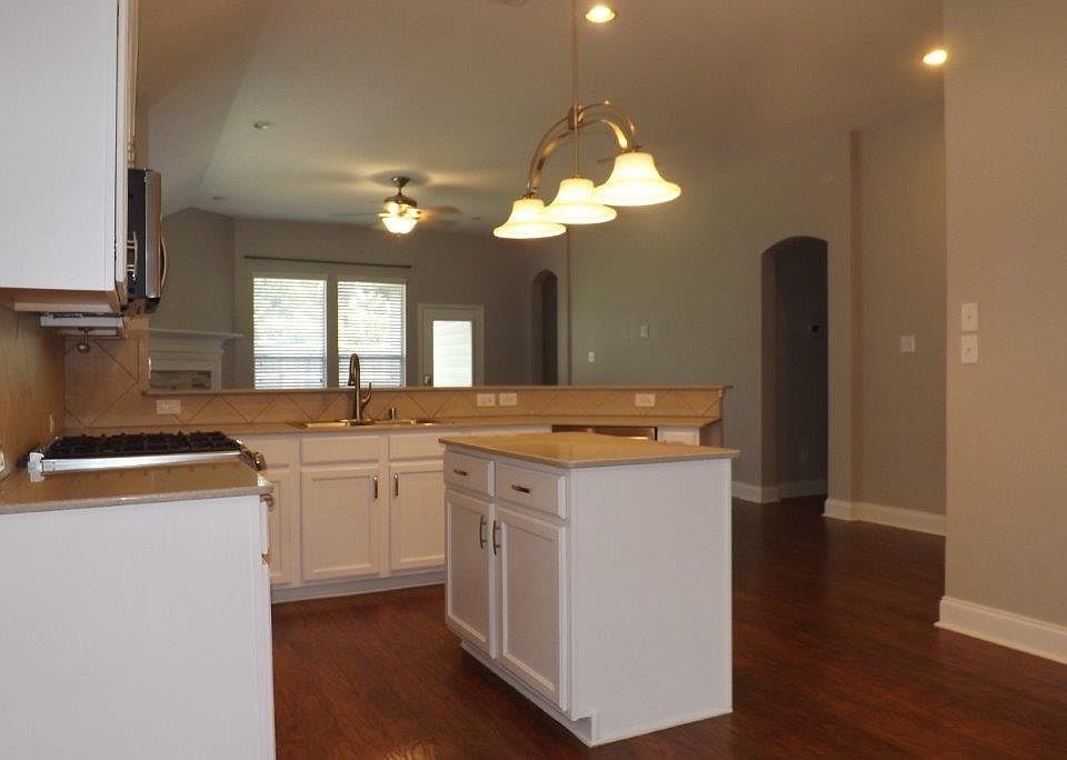 1st image of 395 Livingstone Ln