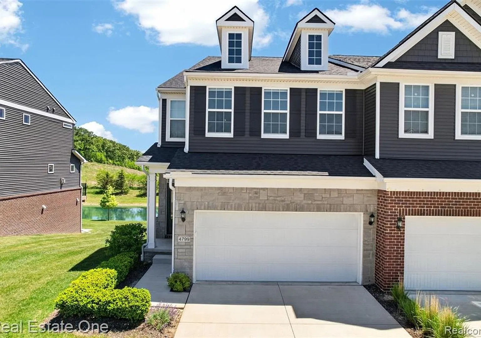 Modern 3-Bedroom Condo in Lake Orion Near I-75 — Photo 1