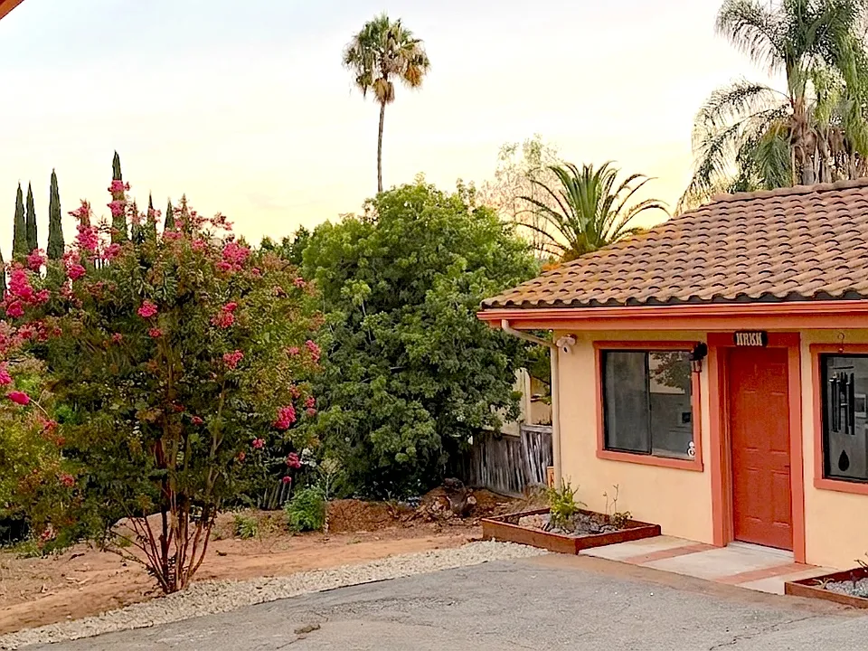 1527 Calavo Rd