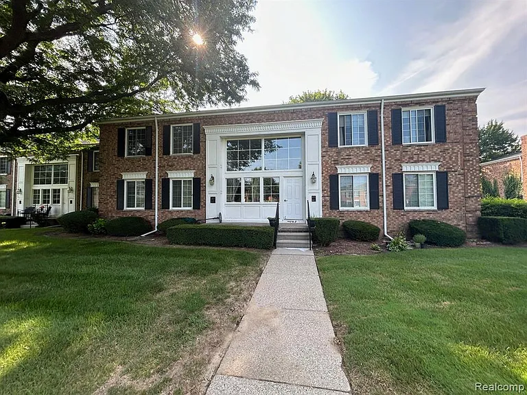 683 E Fox Hills Dr — Photo 26