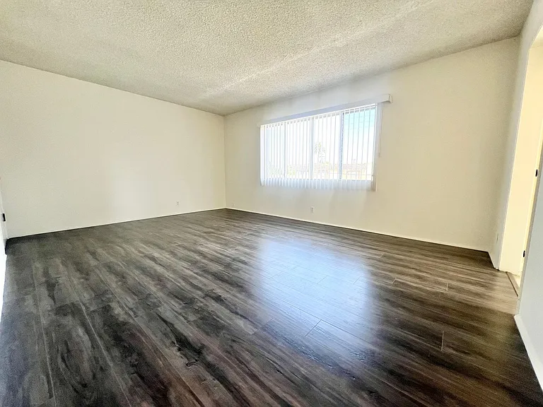 Top-Floor 1 Bedroom in Quiet Bluff Heights Courtyard Complex — Photo 8