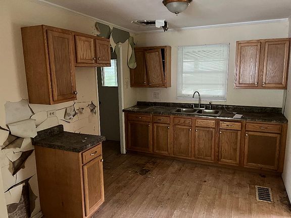 5th image of 252 Minocqua St
