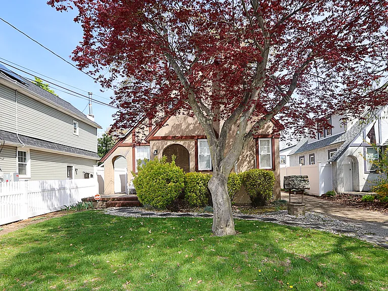 987 Kings Pkwy — Photo 2