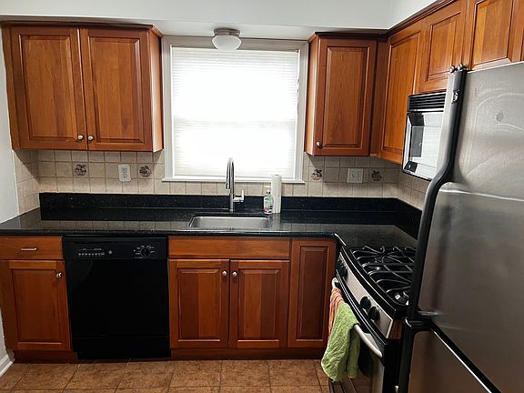 5th image of 179 Roseland Ave APT 1
