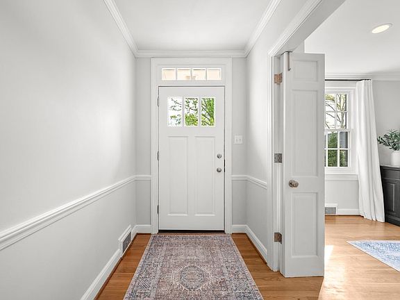 4th image of 3760 Woodside Ave