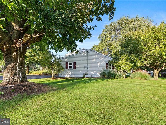 3rd image of 22 Jayann Dr