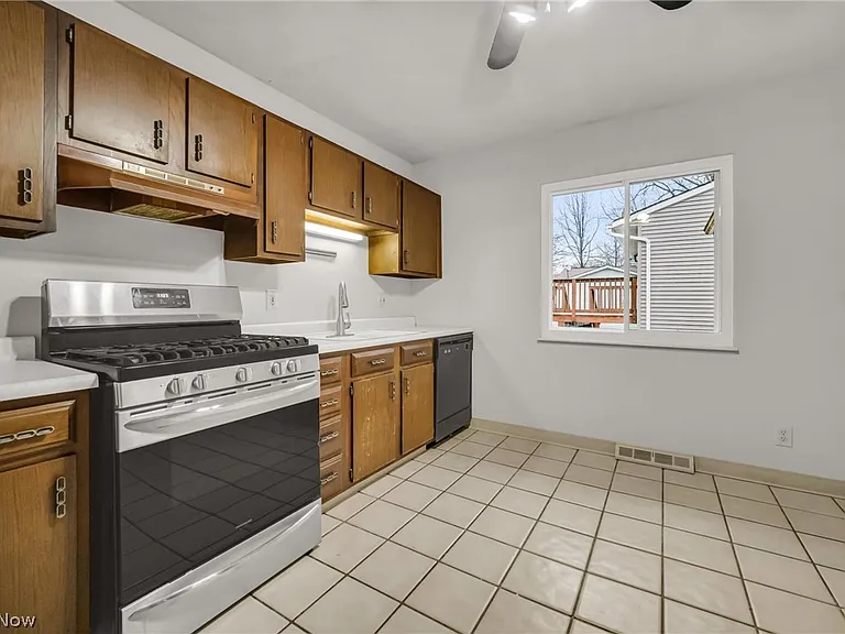 15067 Rochelle Dr — Photo 7