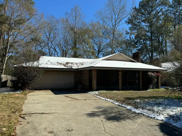 104 Comanche Dr, Hattiesburg, MS 39402