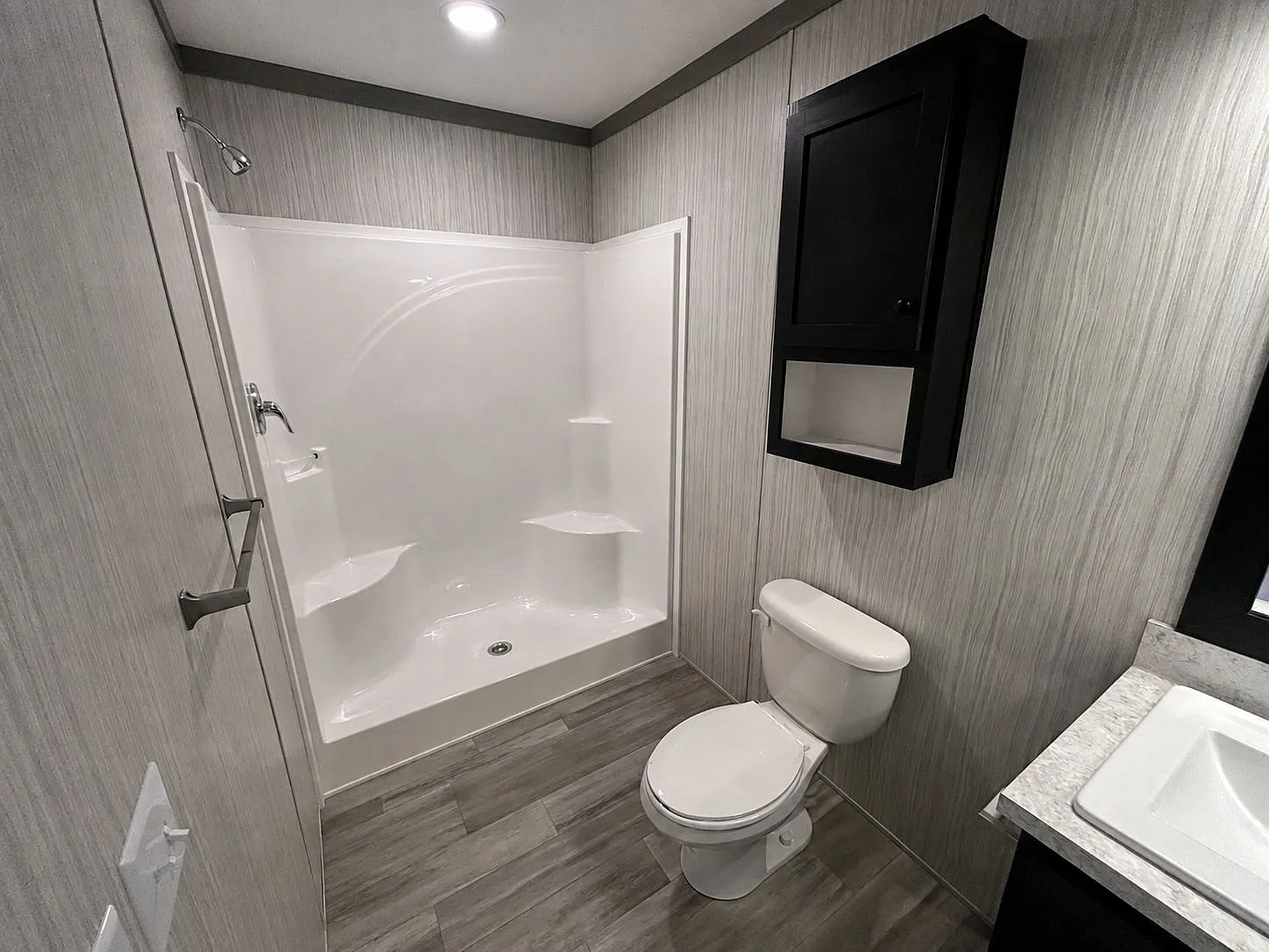 Convienent And Comfort Living! — Photo 4