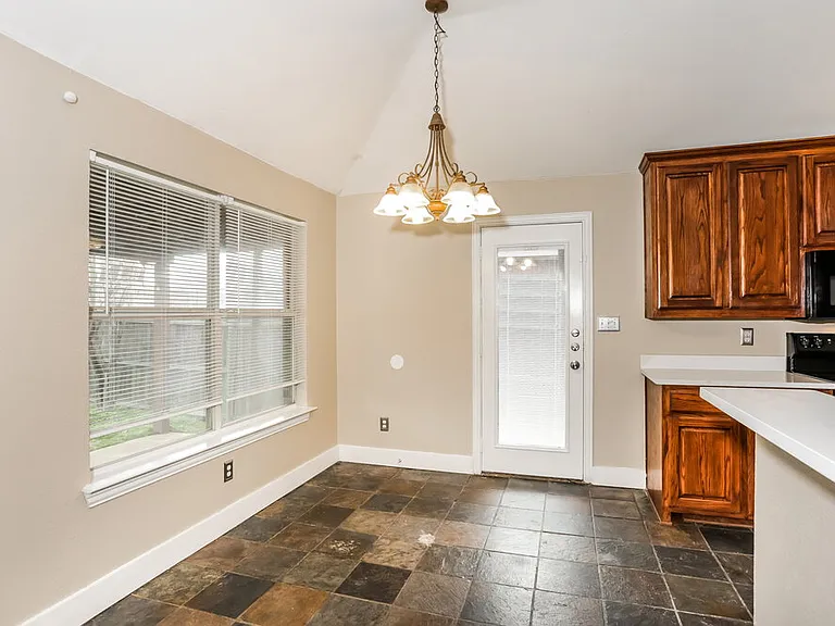 915 Joshua Dr — Photo 6