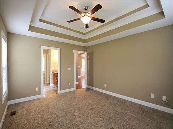 5th image of 684 Richards Dr