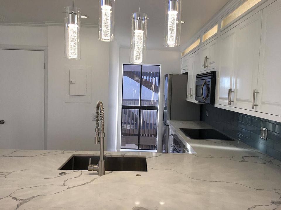 Kitchen peninsula seating for 5